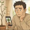 日本人男性がリビングの窓際で、ひょろひょろに伸びたガジュマルの枝を見つめながら困った表情をしている。背景には柔らかい自然光が差し込み、健康なガジュマルの写真をスマートフォンで確認している様子。
